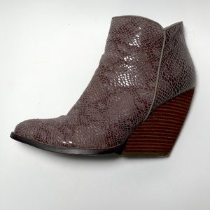 Size 7.5 Very Volatile grey booties